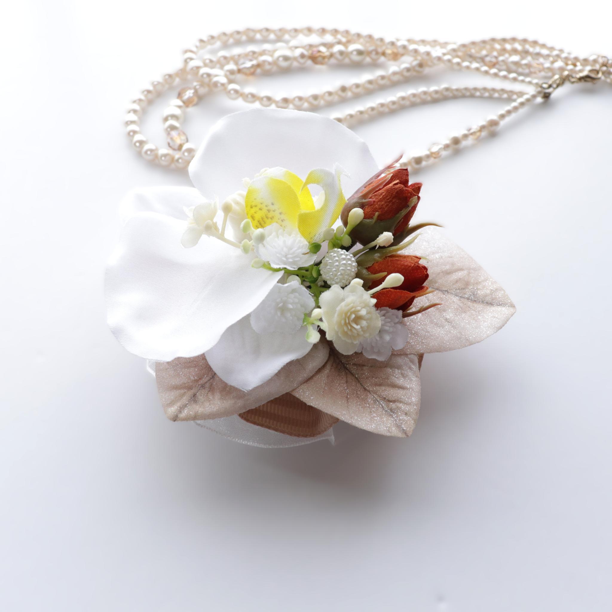 コサージュ　（２ｗａｙ金具）胡蝶蘭　ローズ（蕾）かすみ草1枚目の画像