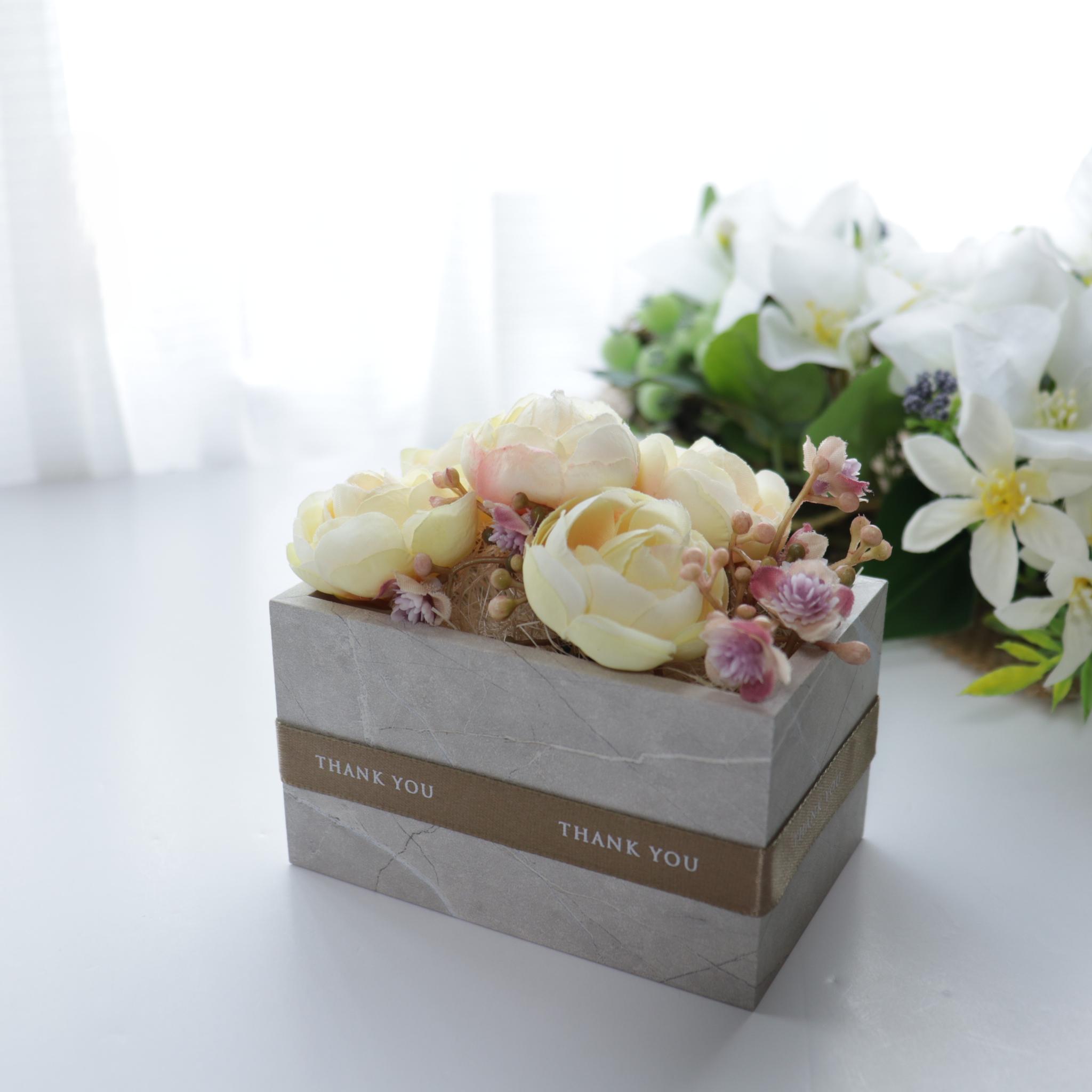 【送料込】メッセージフラワー【Floral box】ラナンキュラス　ミルキーイエロー　 （送料：北海道・沖縄別途金額）1枚目の画像