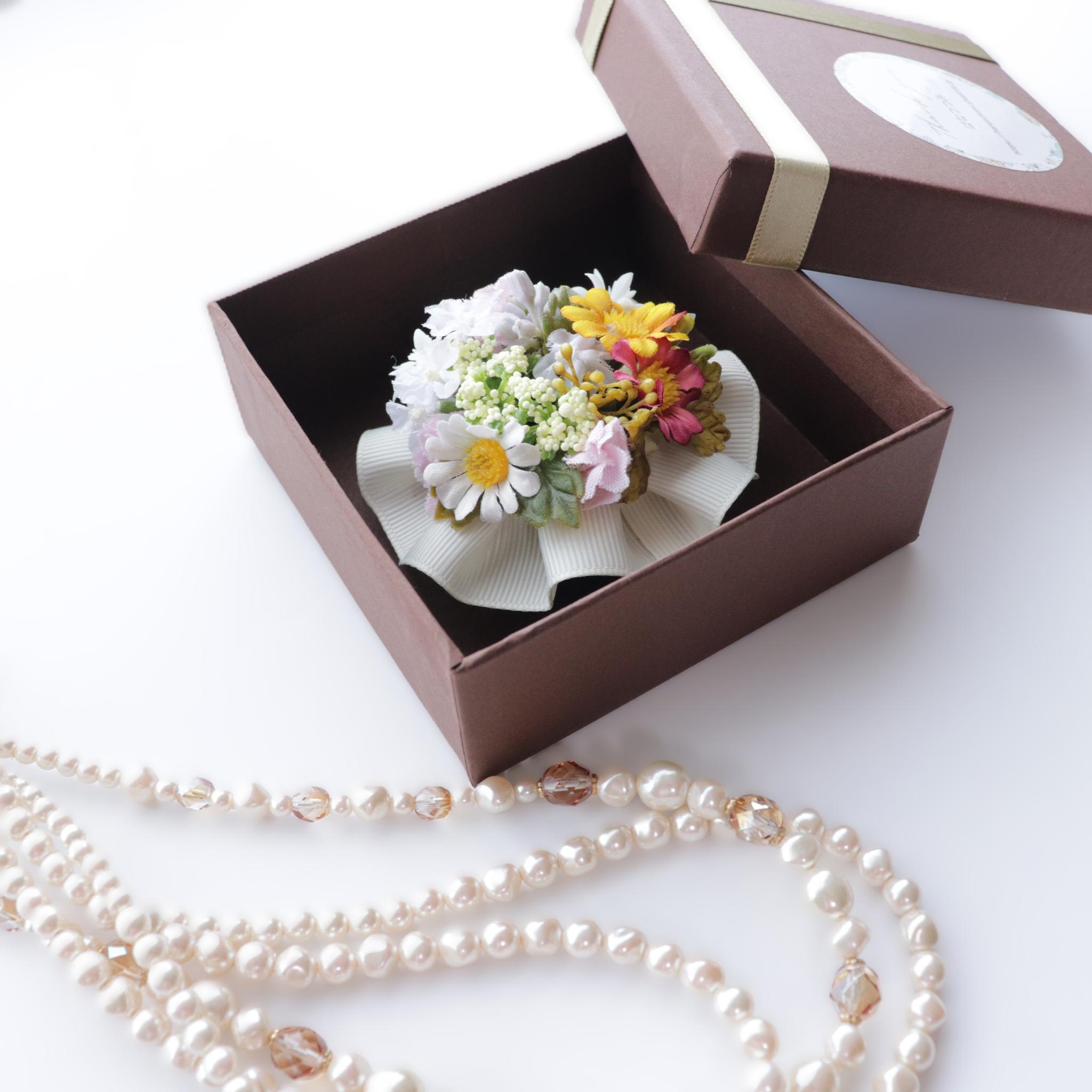 コサージュ　かすみ草　サクラ草　マトリカリア（２ｗａｙタイプ）1枚目の画像