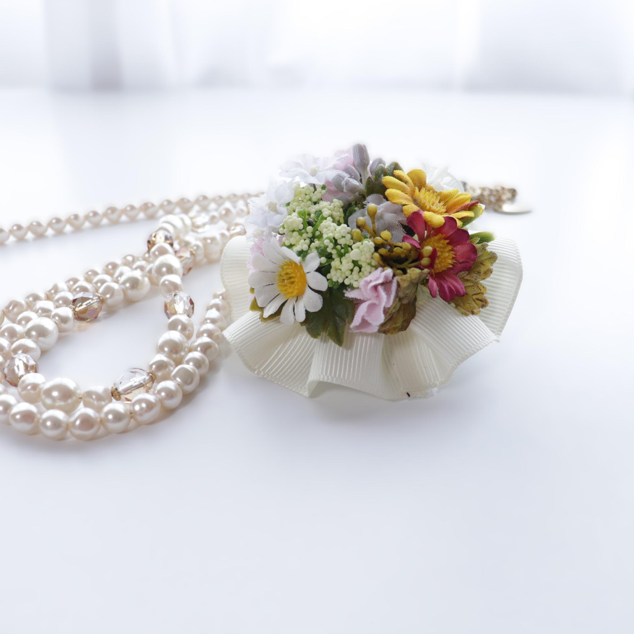 コサージュ かすみ草 サクラ草 マトリカリア(2wayタイプ) | 2枚目